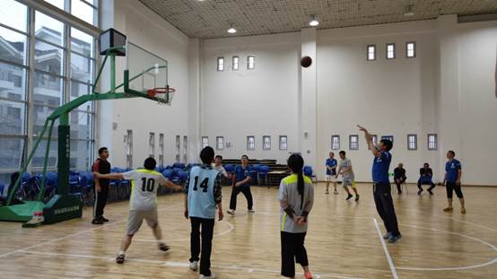 说明: E:\部门工会工作\2019\2019上教职工篮球比赛\2019上教职工篮球比赛(打土木学院)1.jpg